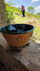 Apastle de barro utilizado para preparar el tejate de Huayápam