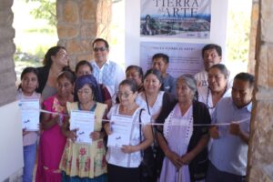 Corte de liston inaugural de la muestra " De la tierra, al Arte" zona arqueologica de atzompa
